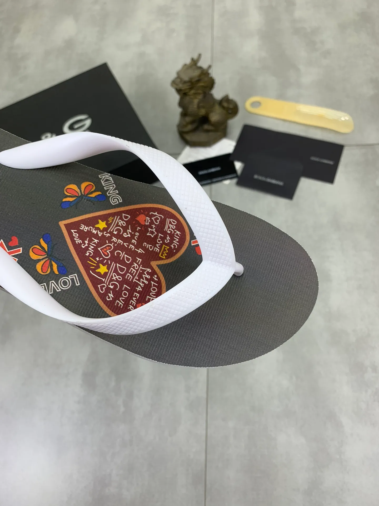 Men's Men's Shoes💰P220💰[New Style]🆘[DG] Official website popular Dolce & Gabbana men's flip-flops are on sale at the counter simultaneously! Original fabric imported from Italy. Original bottom provided by the original factory. Size: Adult 36-45. Children’s size: 30-37. Multiple colors available.